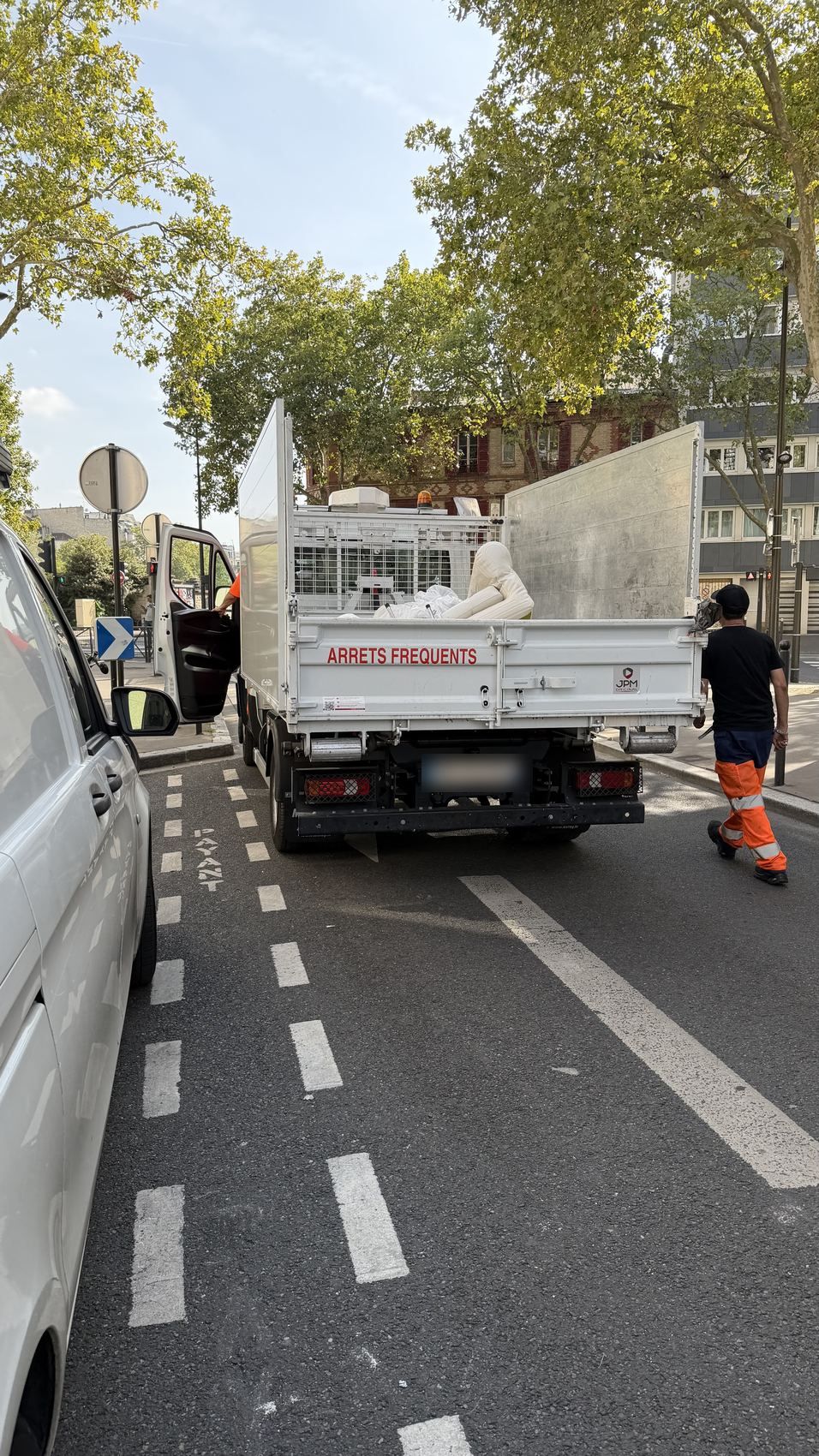 Camion benne chargé pendant un débarras