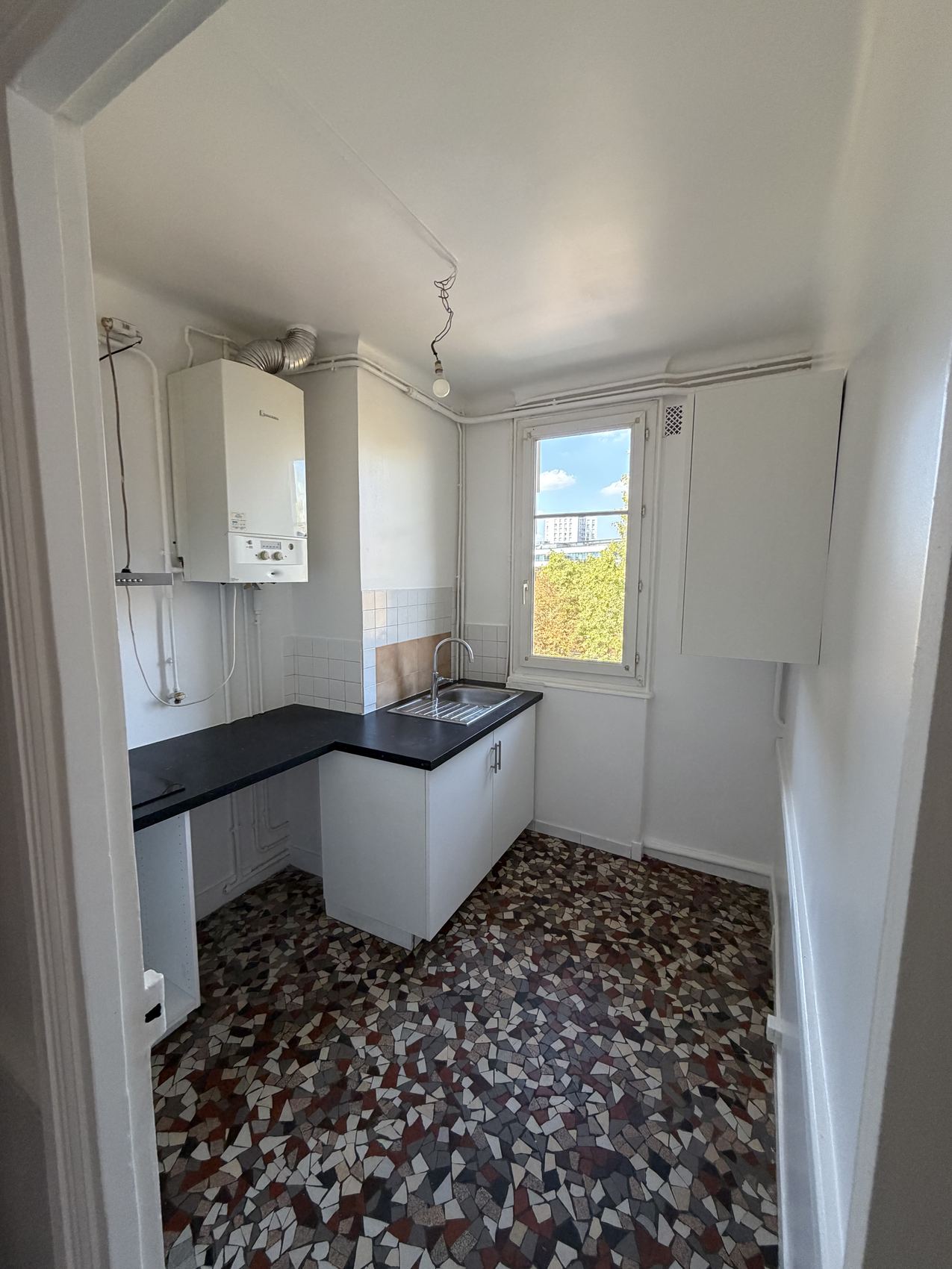 Cuisine d'appartement propre, sol en granito