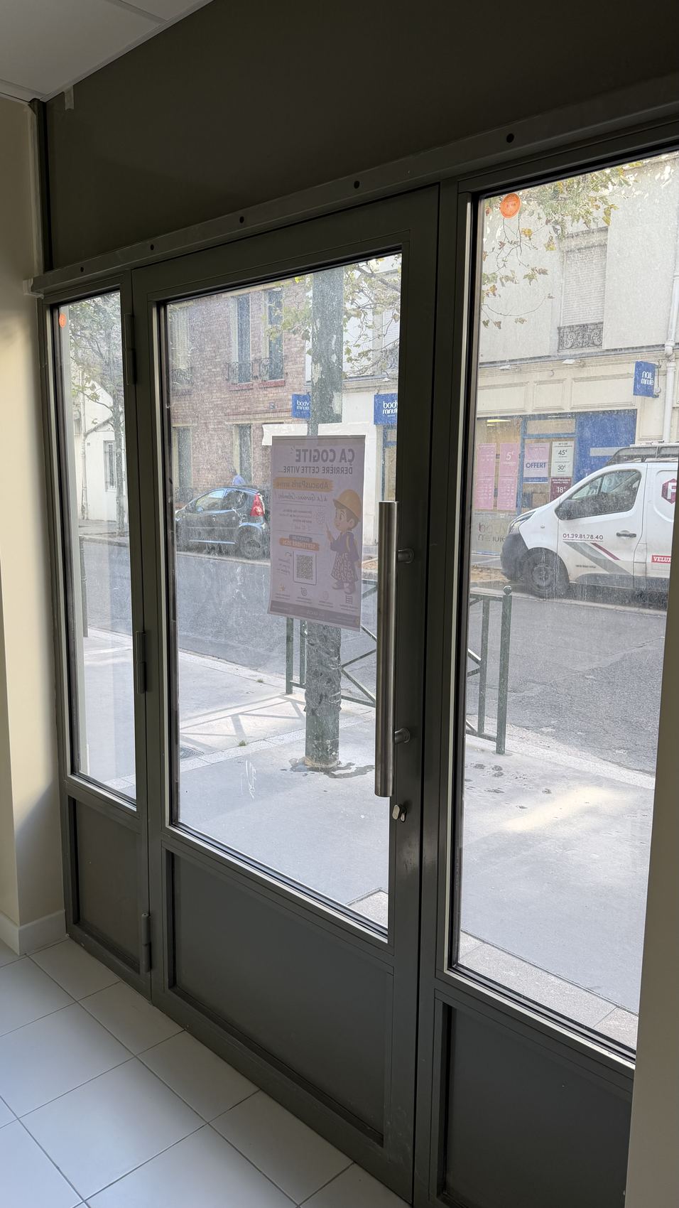 Portes vitrées d'un local commercial après nettoyage