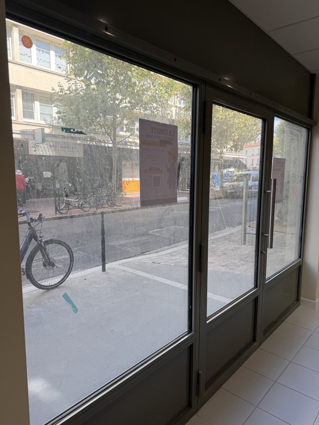 Grande vitrine d'un local commercial, vitres nettes
