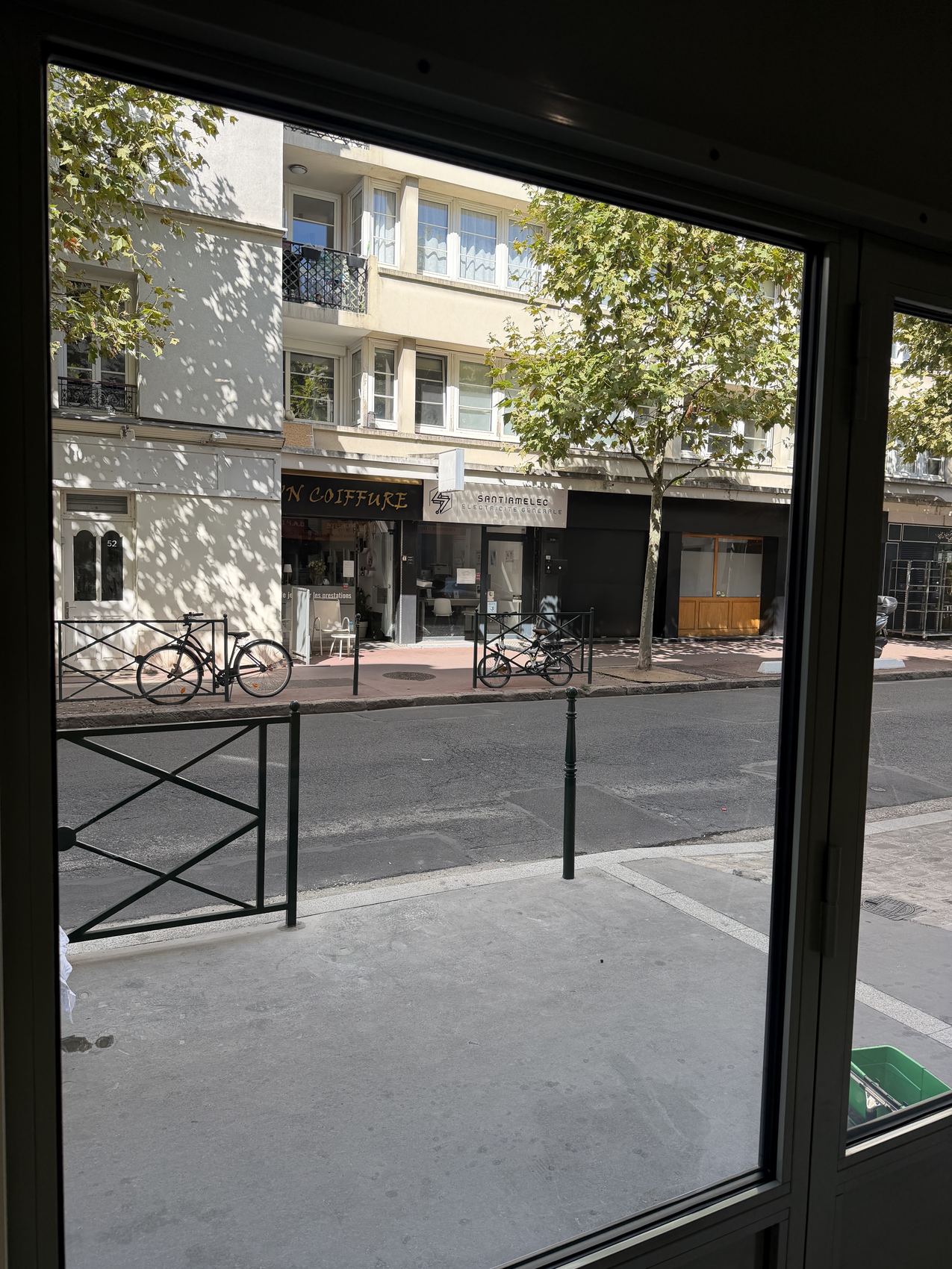 Vitrine d'un local commercial donnant sur la rue, après nettoyage