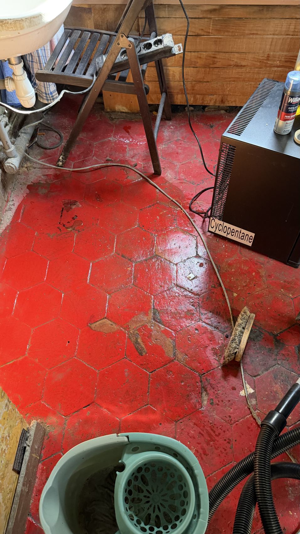 Le même sol en tomettes pendant le lavage, le rouge réapparaît