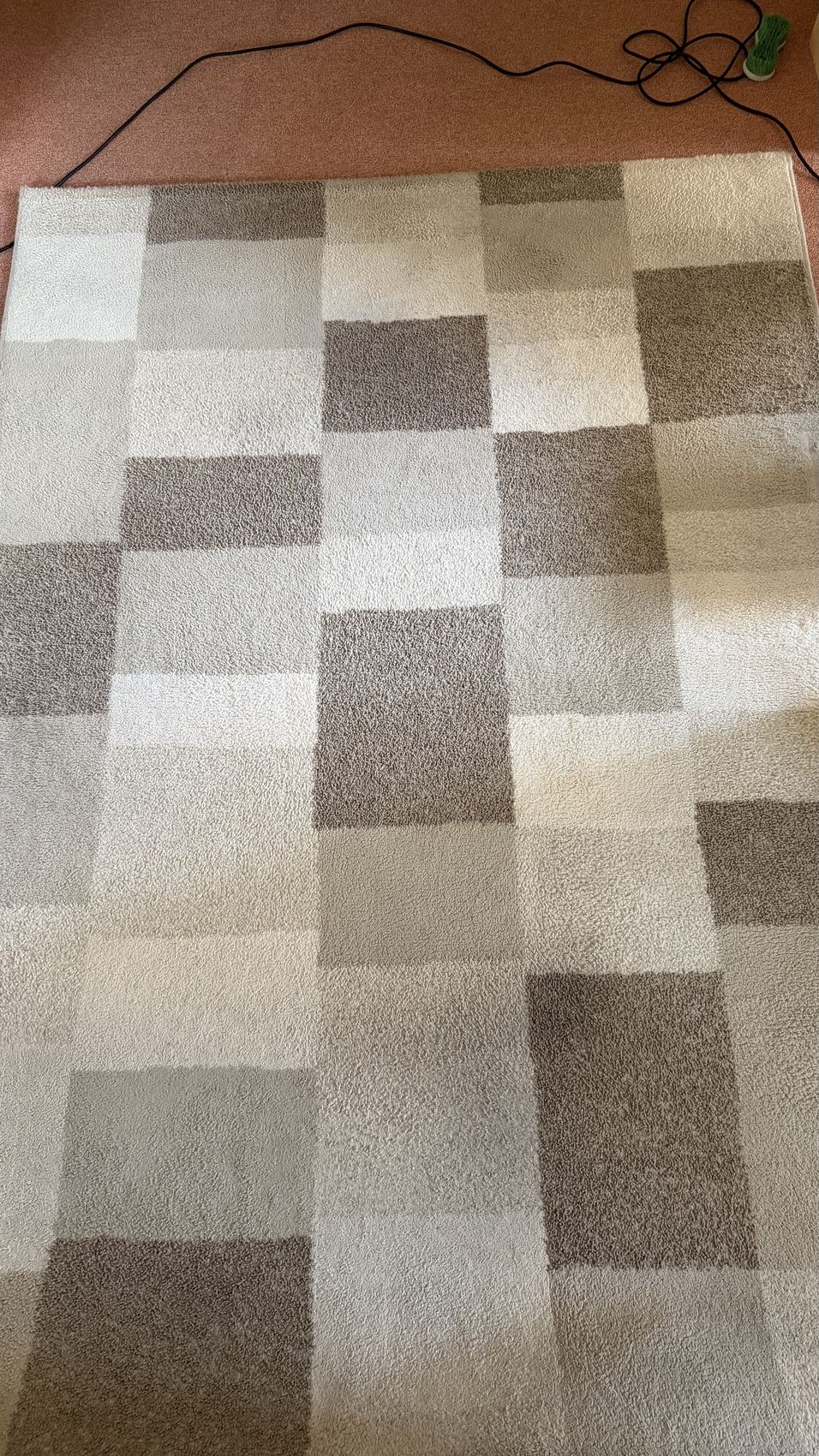 Tapis à damier taché, avant nettoyage
